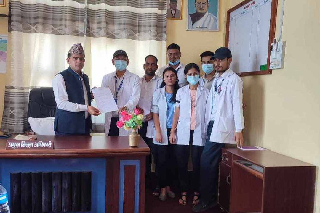 स्वास्थ्यकर्मीमाथि हातपात गर्नेलाई कारवाही हुनुपर्ने बैतडीका स्वास्थ्यकर्मीहरुको माग 